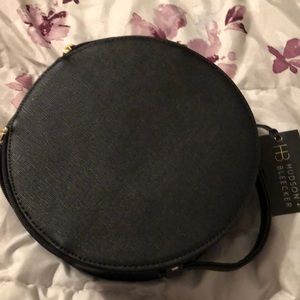 Round travel makeup case